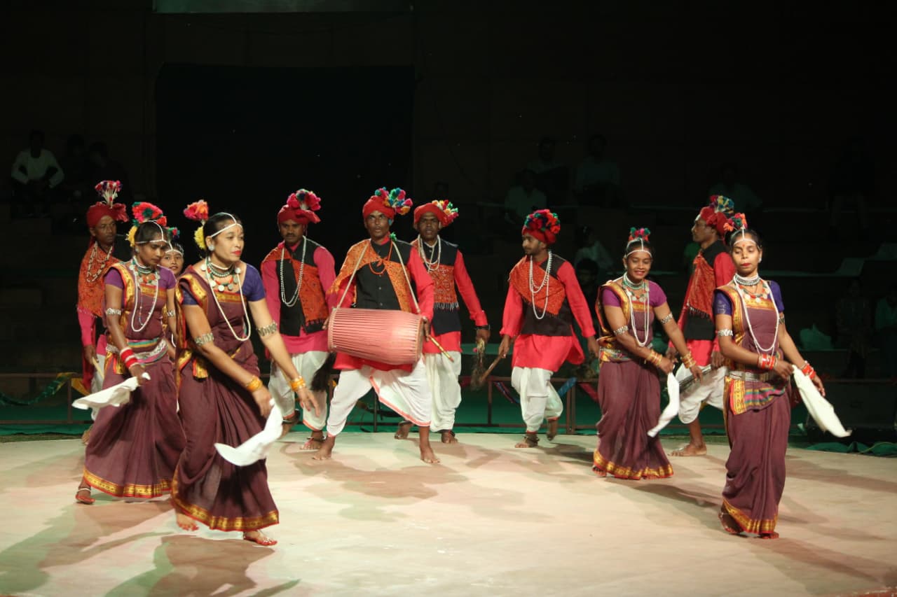 मध्यप्रदेश से आए गोंड जनजातीय कलाकारों ने ‘रीना-सैला’ लोकनृत्य प्रस्तुत किया।