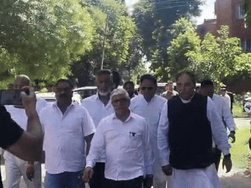 कांग्रेस sc सेल के राष्ट्रीय अध्यक्ष राजेंद्र गौतम और अन्य नेता आईपीएस के घर पहुंचे।