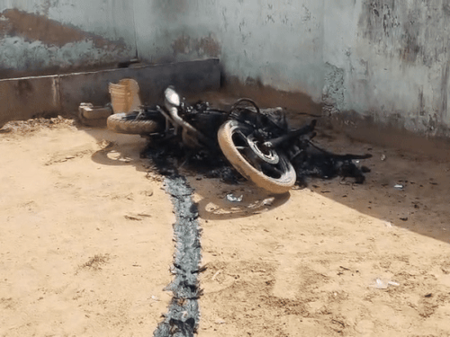 गुढ़ागौड़जी थाना इलाके के बामलास गांव की नीम की ढाणी में घर के बाहर खड़ी बाइक को भी बदमाशों ने आग लगाकर खाक कर दिया।