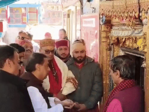 बद्रीनाथ-केदारनाथला पोहोचले मुकेश अंबानी: हर हर महादेवच्या घोषणा देण्यात आल्या, मंदिर समितीला 5 कोटी रुपये देणगी दिली बद्रीनाथला भेट दिल्यानंतर प्रार्थना करताना अंबानी.