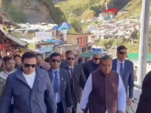 बद्रीनाथ-केदारनाथला पोहोचले मुकेश अंबानी: हर हर महादेवच्या घोषणा देण्यात आल्या, मंदिर समितीला 5 कोटी रुपये देणगी दिली बद्रीनाथ-केदारनाथला पोहोचले मुकेश अंबानी: हर हर महादेवच्या घोषणा देण्यात आल्या, मंदिर समितीला 5 कोटी रुपये देणगी दिली