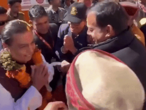 बद्रीनाथ-केदारनाथला पोहोचले मुकेश अंबानी: हर हर महादेवच्या घोषणा देण्यात आल्या, मंदिर समितीला 5 कोटी रुपये देणगी दिली बद्रीनाथ-केदारनाथला पोहोचले मुकेश अंबानी: हर हर महादेवच्या घोषणा देण्यात आल्या, मंदिर समितीला 5 कोटी रुपये देणगी दिली