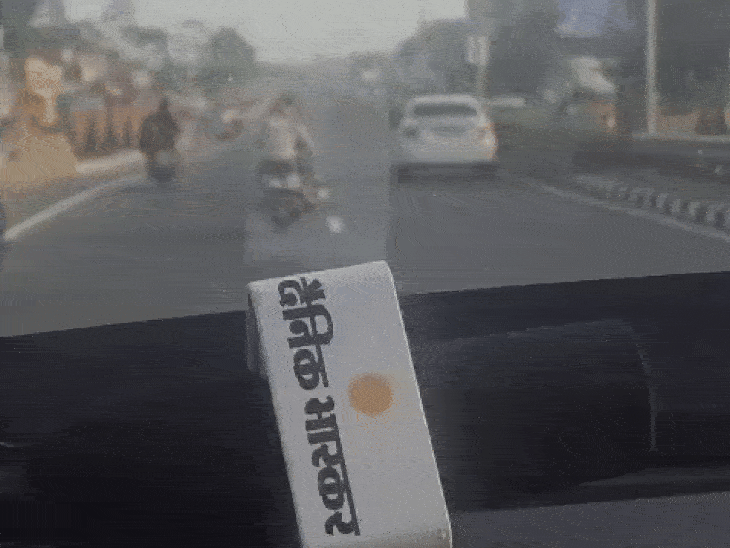 Dainik Bhaskar team is moving with the SIT vehicle.