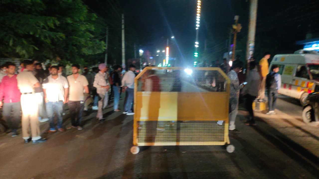 हादसे के बाद जमा हुए लोग