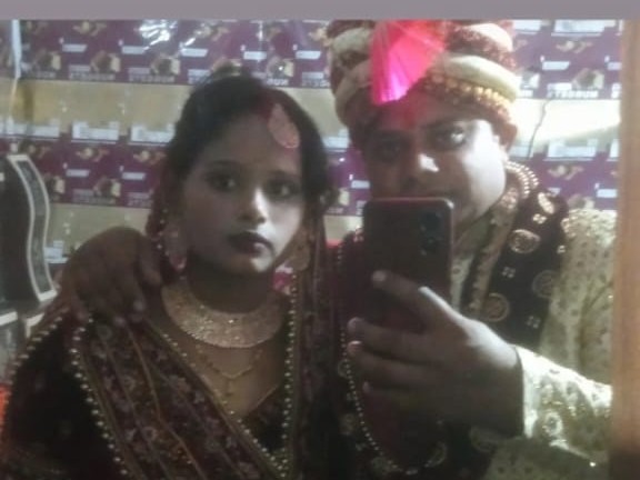 तस्वीर प्रमोद और निशा की है। दोनों की दो साल पहले शादी हुई थी।