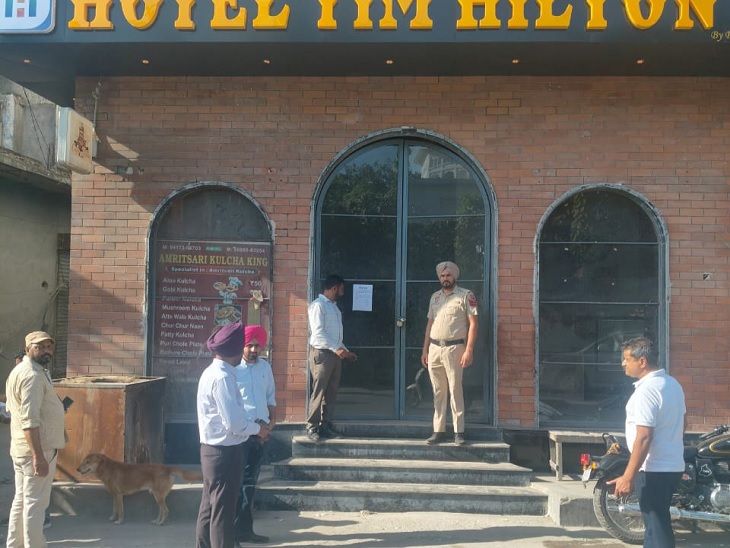 होटल टिम हिल्टन पर सीलिंग की कार्रवाई करती नगर निगम की टीम।