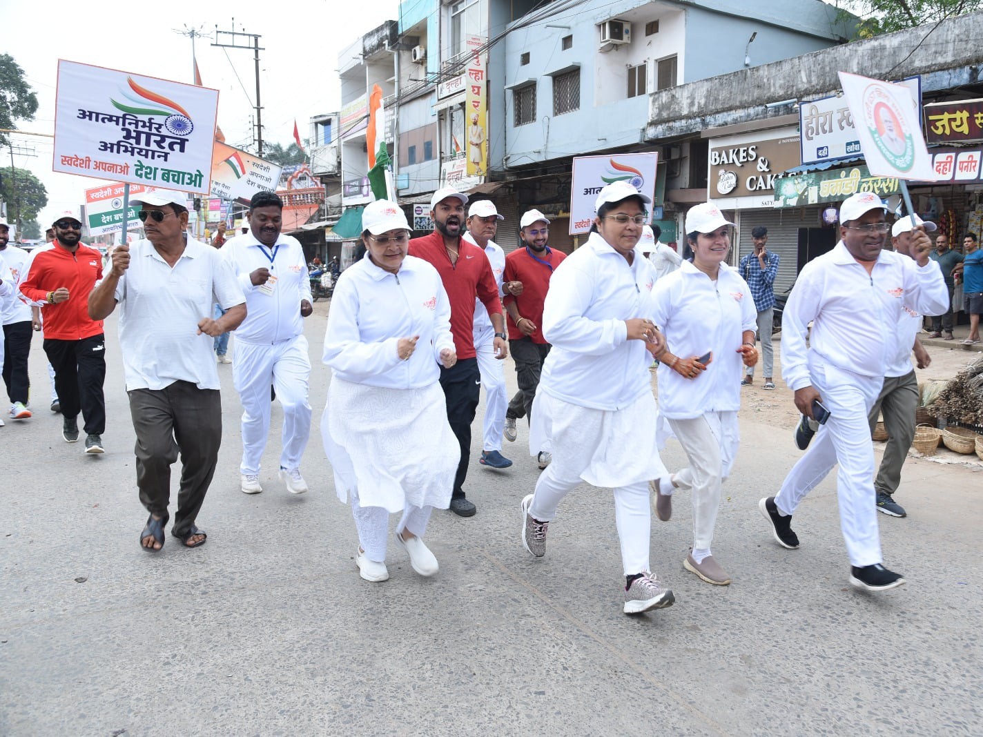 मैराथन में दौड़ते प्रशासनिक अधिकारी।