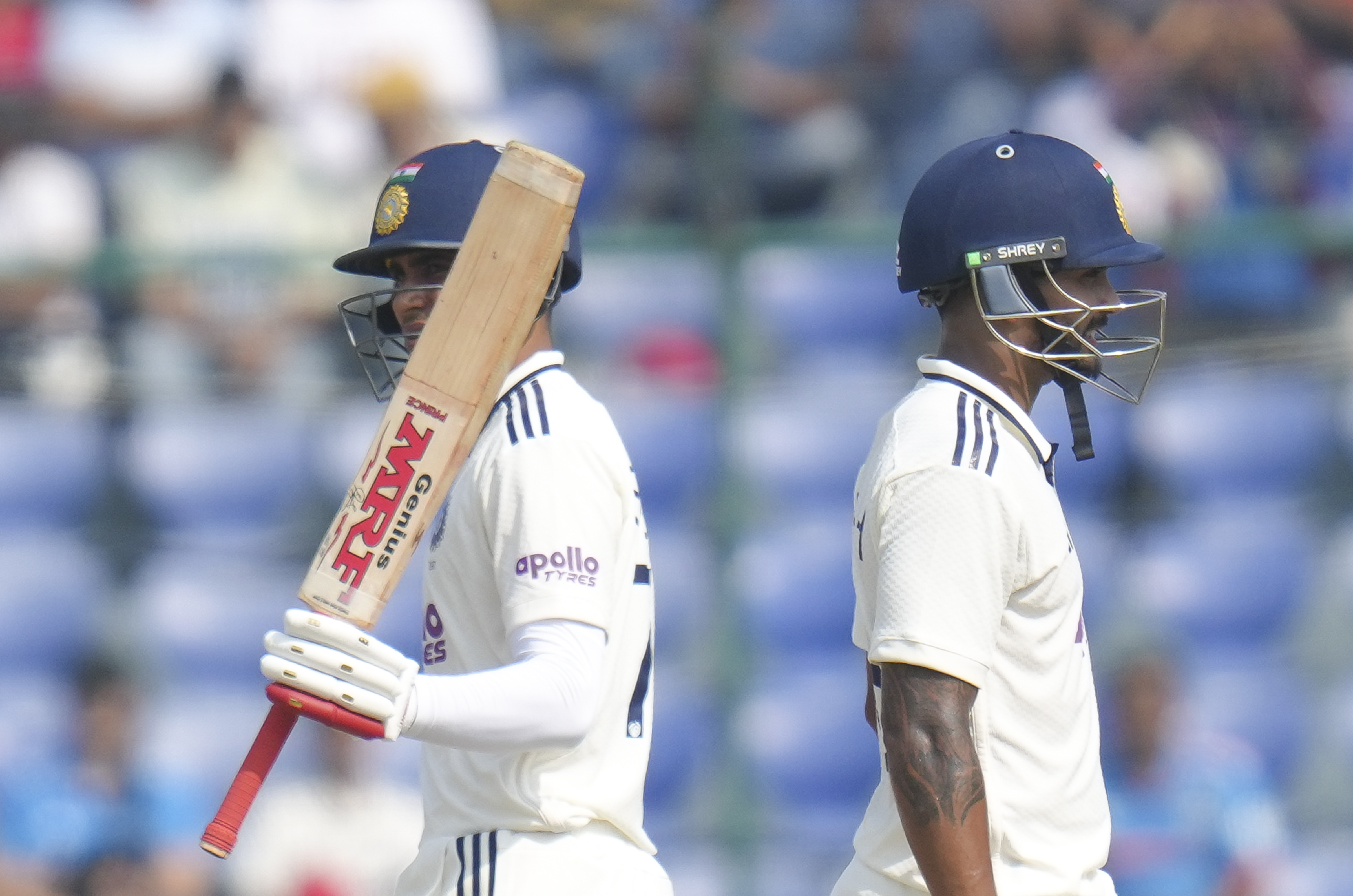 फिफ्टी सेलिब्रेट करते भारतीय कप्तान गिल।