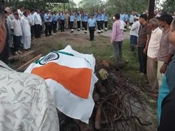 जवान के अंतिम संस्कार की तस्वीर