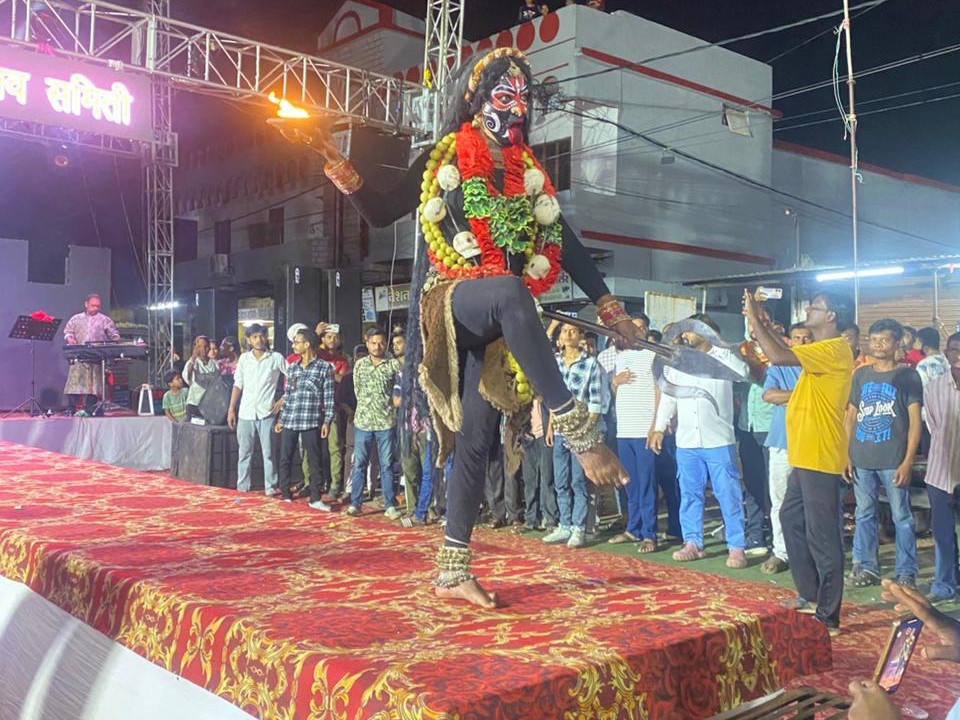 कार्यक्रम में मां काली की मनमोहक झांकियां भी प्रस्तुत कीं।