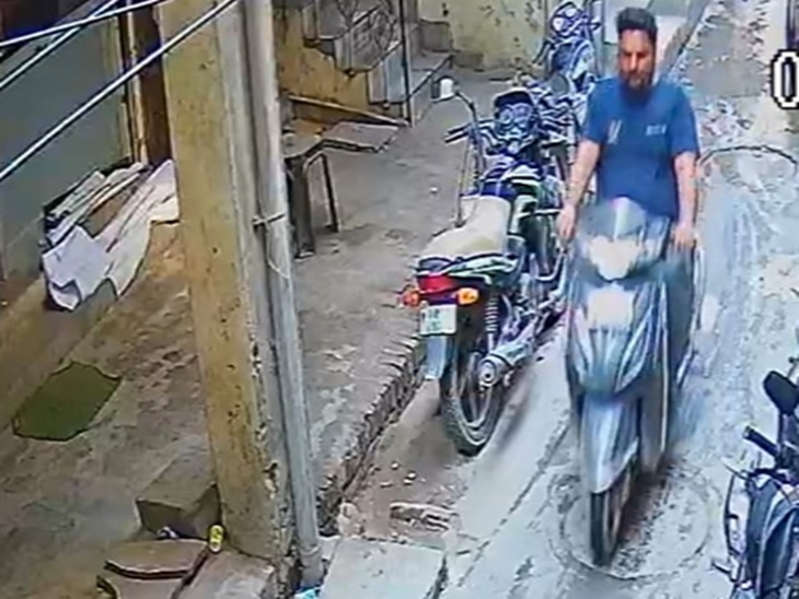 रोहतक में दुकान के बाहर से स्कूटी चोरी:  दुकानदार कर रहा था अंदर काम, सीसीटीवी में कैद हुई वारदात – Rohtak News