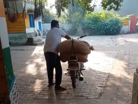 कालाबाजारी का वीडियो वायरल होने के बाद कार्रवाई की गई है। - Dainik Bhaskar