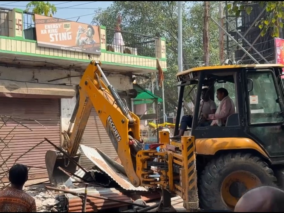Administration took action against illegal encroachments in Banda