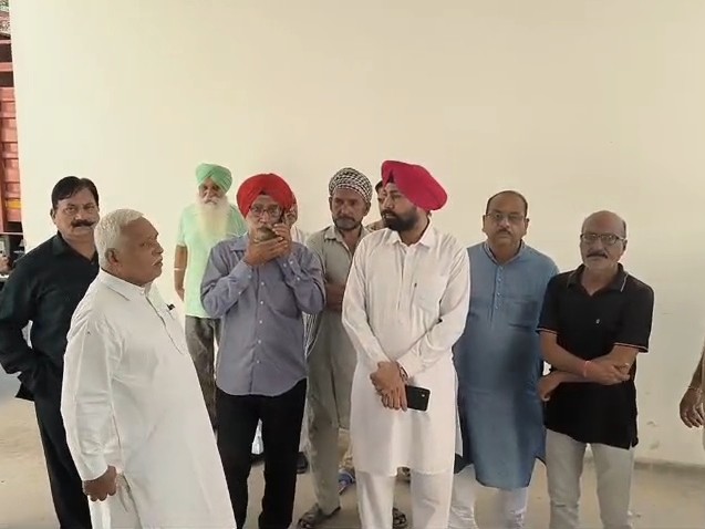 गुरुद्वारा साहिब पहुंचे लोग।