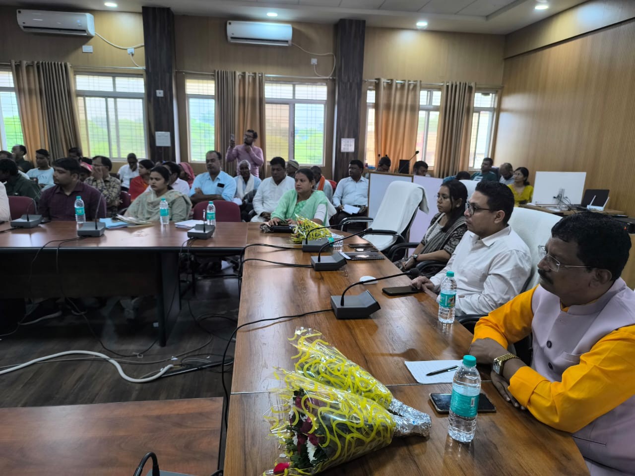 जिला पंचायत सभागार में किसानों को संबोधित करते हुए राज्य कोल विकास अध्यक्ष।
