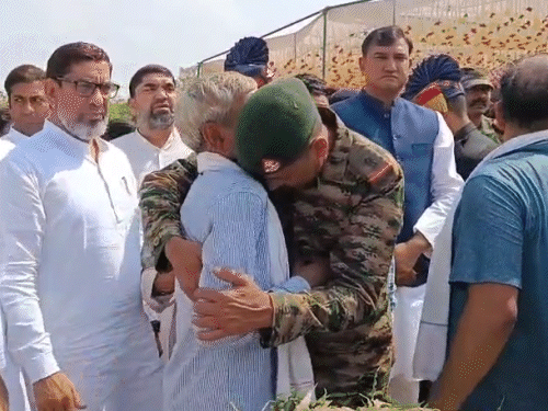 पिता दलबीर सिंह को गले लगाकर सांत्वना देते सेना के अधिकारी।