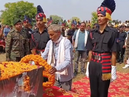 बेटे को श्रद्धांजलि देते दलबीर सिंह।