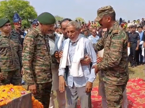 बेटे समय सिंह को विदाई देते पिता दलबीर सिंह।