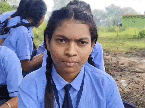 9वीं 10वीं के स्टूडेंट है। जो टीचर के व्यवहार से परेशान होकर बाहर बैठ गए।