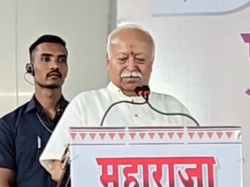 Mohan Bhagwat had reached the program of Maharaja of Nagpur Trust in Nagpur on Friday. - Dainik Bhaskar