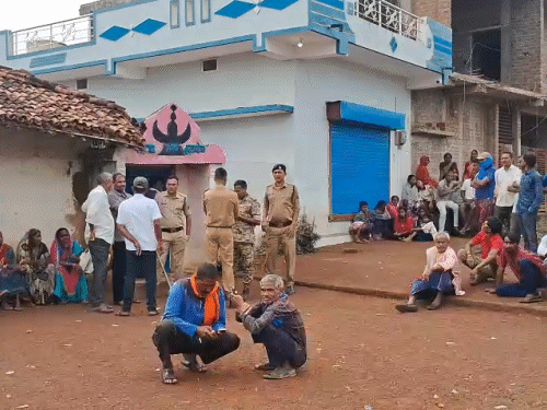 डबल मर्डर के बाद घर के बाहर स्थानीय लोगों की भीड़ लग गई।