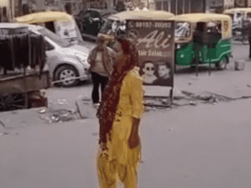 2 साल पहले भी बस स्टेंड के बाहर नशे की हालत में झूमती दिखी थी एक महिला।
