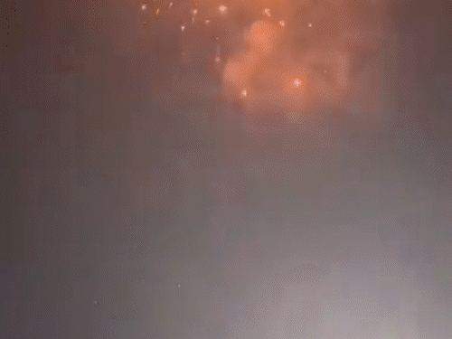 कार की बोनट पर केक काटकर बर्थडे सेलिब्रेशन किया गया।