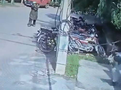 हमलावर पैदल की आता है और मस्जिद के पास नमाज पढ़ रहे लोगों पर गोलियां चलाने लगता है।