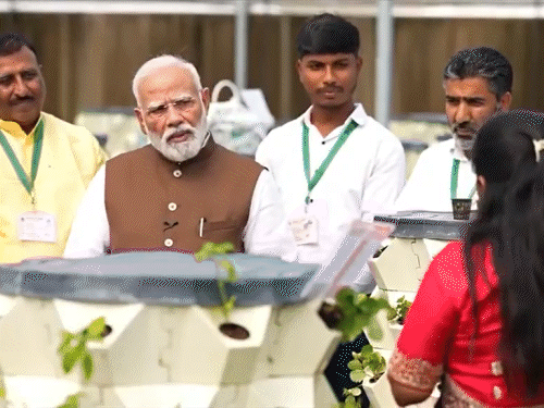 पंतप्रधान मोदींनी शेतकऱ्यांशी चर्चा केली आणि त्यांच्या समस्या आणि सूचनाही ऐकल्या.