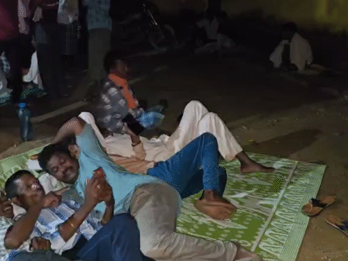 महाराष्ट्र के 45 गांव से आए लोग चटाई डालकर आराम करते दिखे।