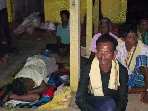 ये सभी युवती के गांव के रहने वाले हैं। वे अपने साथ राशन भी लेकर आए हैं।