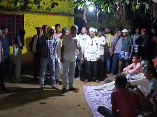 लड़की वाले आदिवासी परंपरा के मुताबिक लड़के वालों से 2 लाख का सामान मांग रहे हैं।