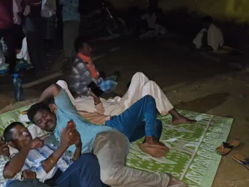 कांकेर जिले में लड़की पक्ष के 500 लोगों ने दामाद के घर डेरा डाल दिया है। - Dainik Bhaskar