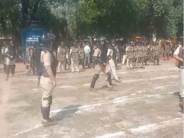 उपद्रवियों से निपटने का पुलिस लाइन में अभ्यास करते पुलिसकर्मी। - Dainik Bhaskar