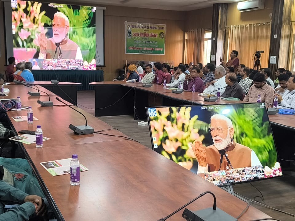 पीएम के राष्ट्रीय शुभारंभ कार्यक्रम का सीधा प्रसारण देखते किसान और अधिकारी।