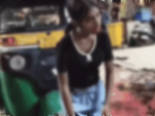 लुधियाना में बस स्टेंड के बाहर नशे की हालत में झूमती युवती। - Dainik Bhaskar