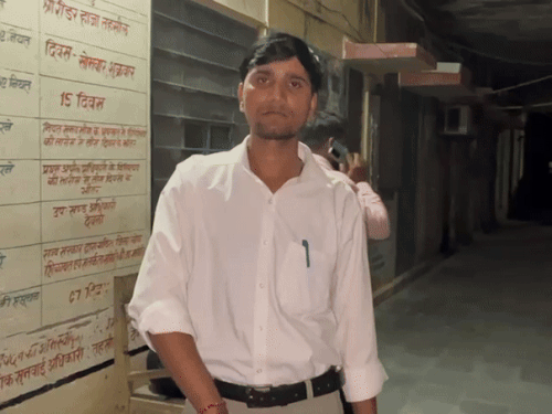 टोंक के देवली में पटवारी को साथी पटवारी ने दो थप्पड़ लगाए। हाथ पर भी चोट लगी। पटवारी की ओर से शिकायत की गई है।