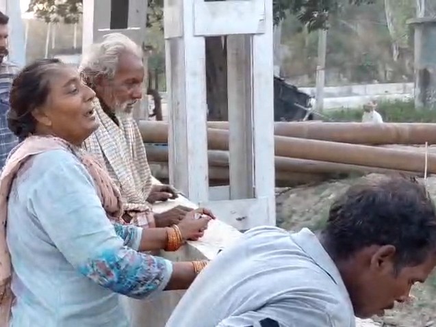 नहर डूबे बच्चे के परिजन विलाप करते हुए