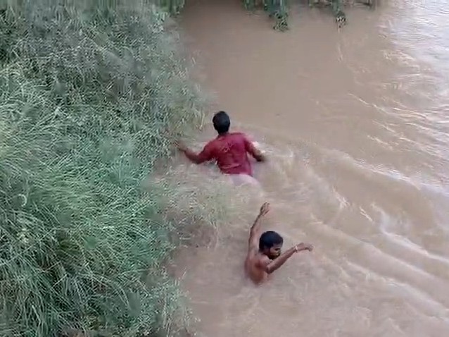 फरीदकोट में ​ई-रिक्शा सवार बच्चा न​हर में गिरा:  दादा-दादी गए हैंडपंप पर पानी भरने, बच्चे ने दबाई रेस, पानी में गिरा – Faridkot News