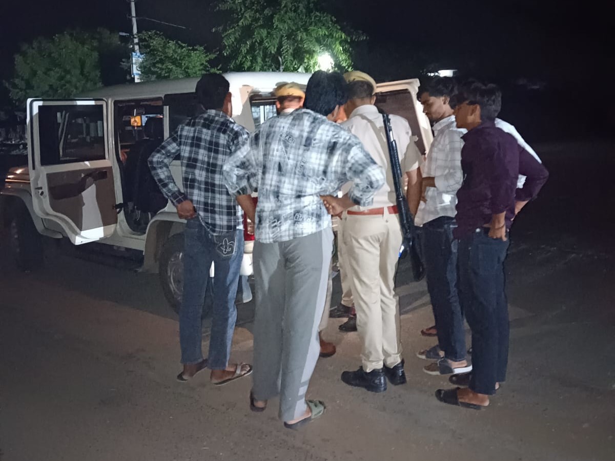 बुहाना में हरियाणा सीमा से सटे संवेदनशील इलाकों में पुलिस ने नाकाबंदी की।