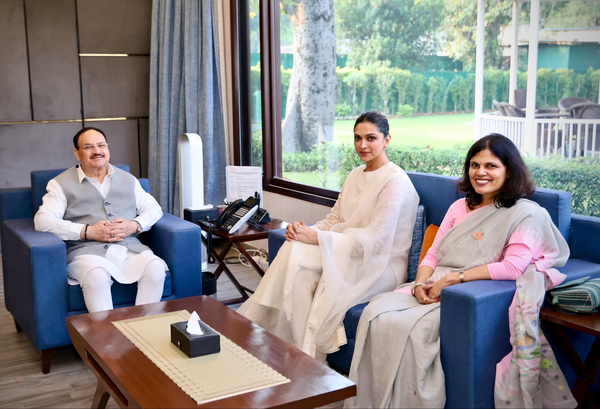 दीपिका ने सोशल मीडिया पर सांसद जेपी नड्डा और पुण्य सलिला श्रीवास्तव के साथ तस्वीर शेयर की।