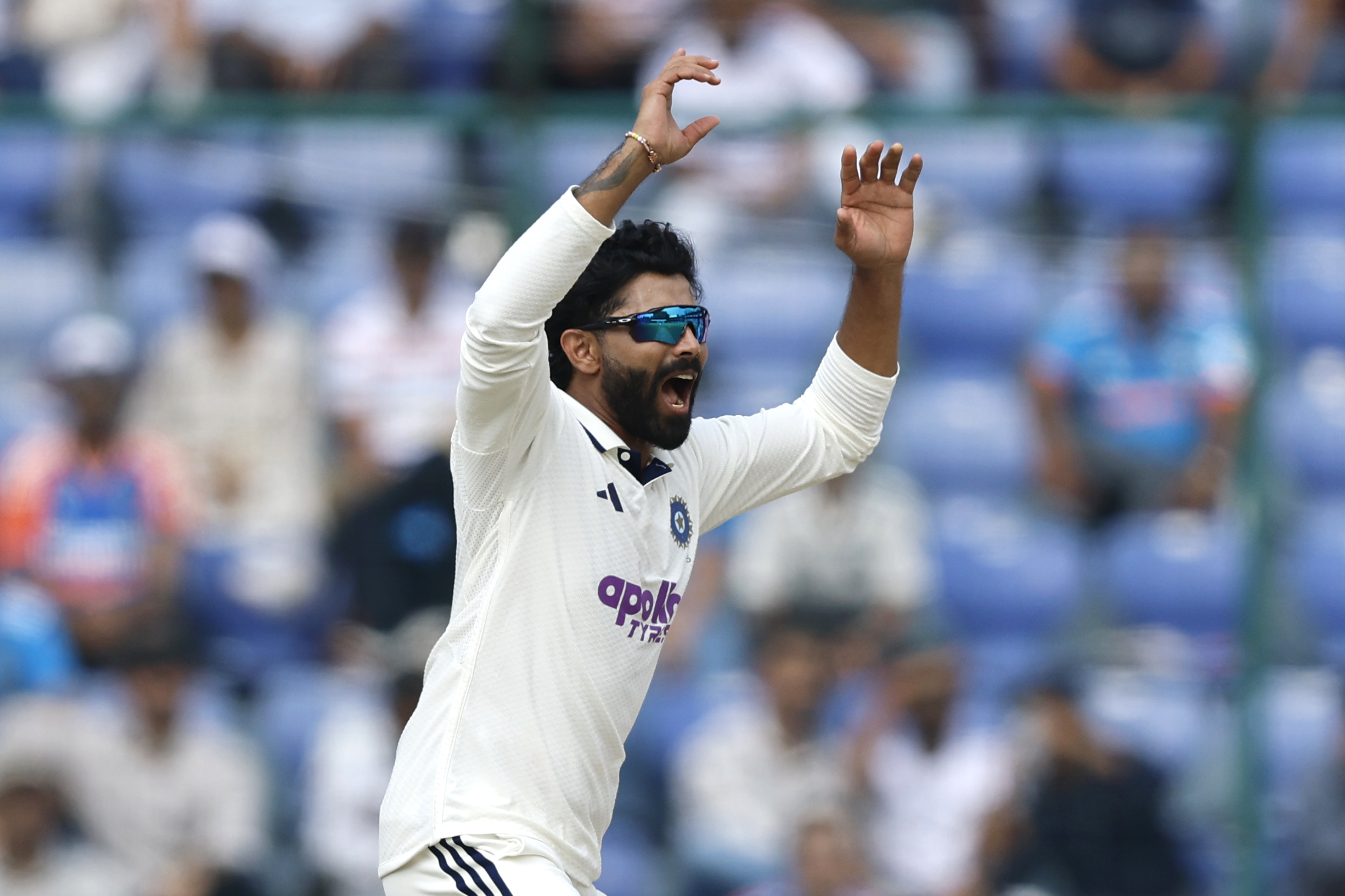 रवींद्र जडेजा ने भारत को पहला विकेट दिलाया।