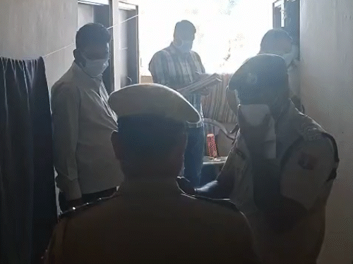 5 लोगों के सामूहिक सुसाइड करने की सूचना पर पुलिस मौके पर पहुंची और जांच में जुट गई।
