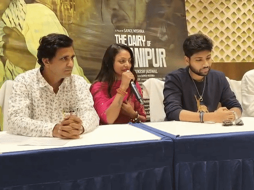 मोनालिसा ने कहा कि सनोज सर मेरे पिता से बढ़कर हैं। उन्होंने मेरा जीवन बदल दिया।