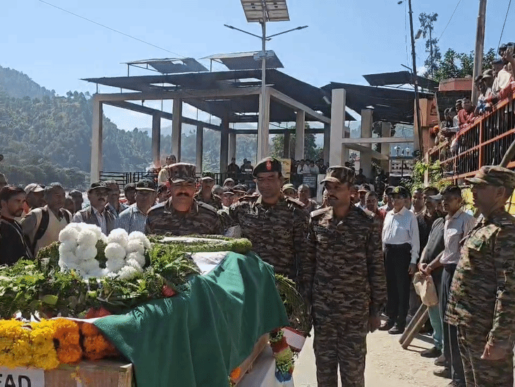 The soldiers paid tribute to the martyr.