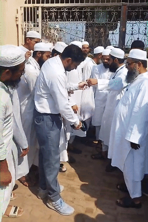 कड़ी चेकिंग के बाद दारुल उलूम में लोगों को एंट्री दी जा रही है।
