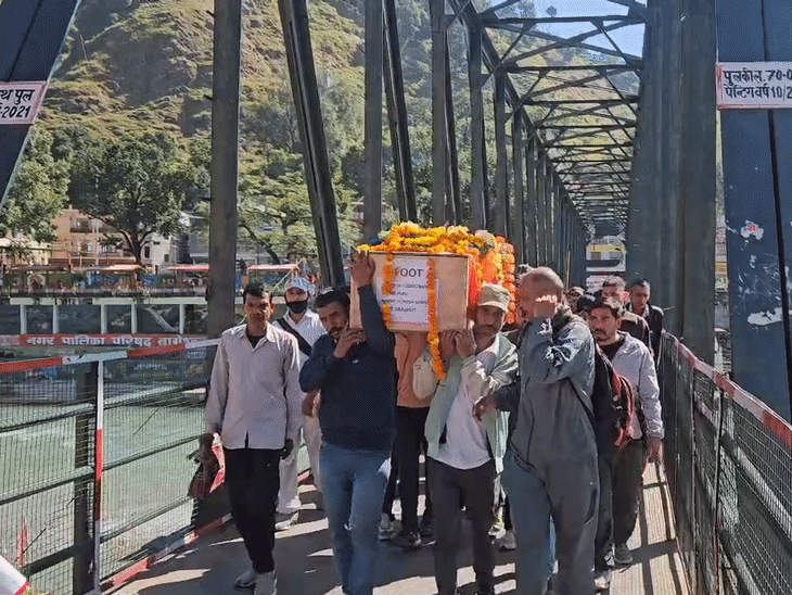 The martyred soldier was cremated by his brother at Saryu-Gomti Sangam Ghat.