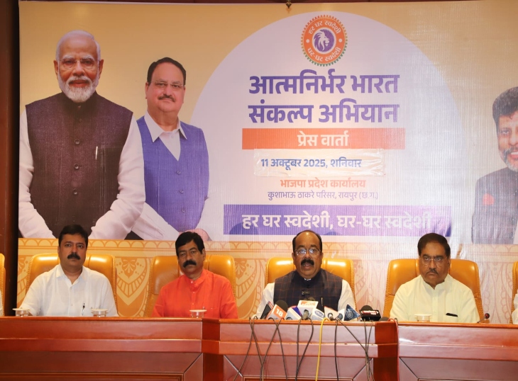 डिप्टी सीएम अरुण साव मीडिया से चर्चा करते हुए।