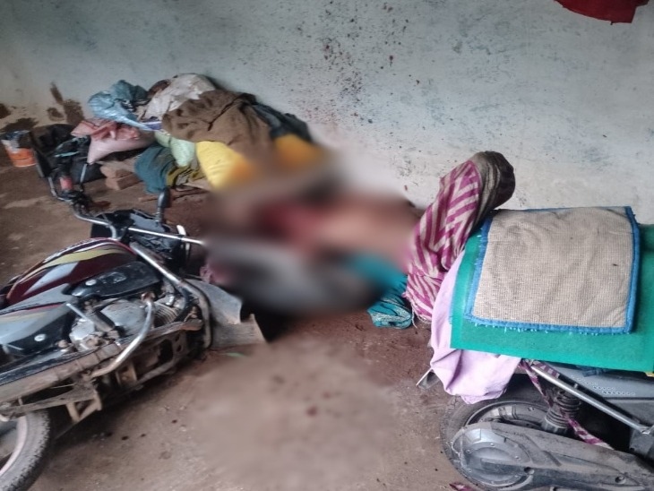 घर के अंदर पति की लाश पड़ी थी, पास में बाइक गिरी हुई पड़ी मिली।