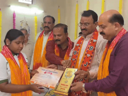 डिप्टी सीएम की ओर से बेस्ट पेंटिंग बनाने वाले तीन प्रतिभागियों को सम्मानित भी किया।